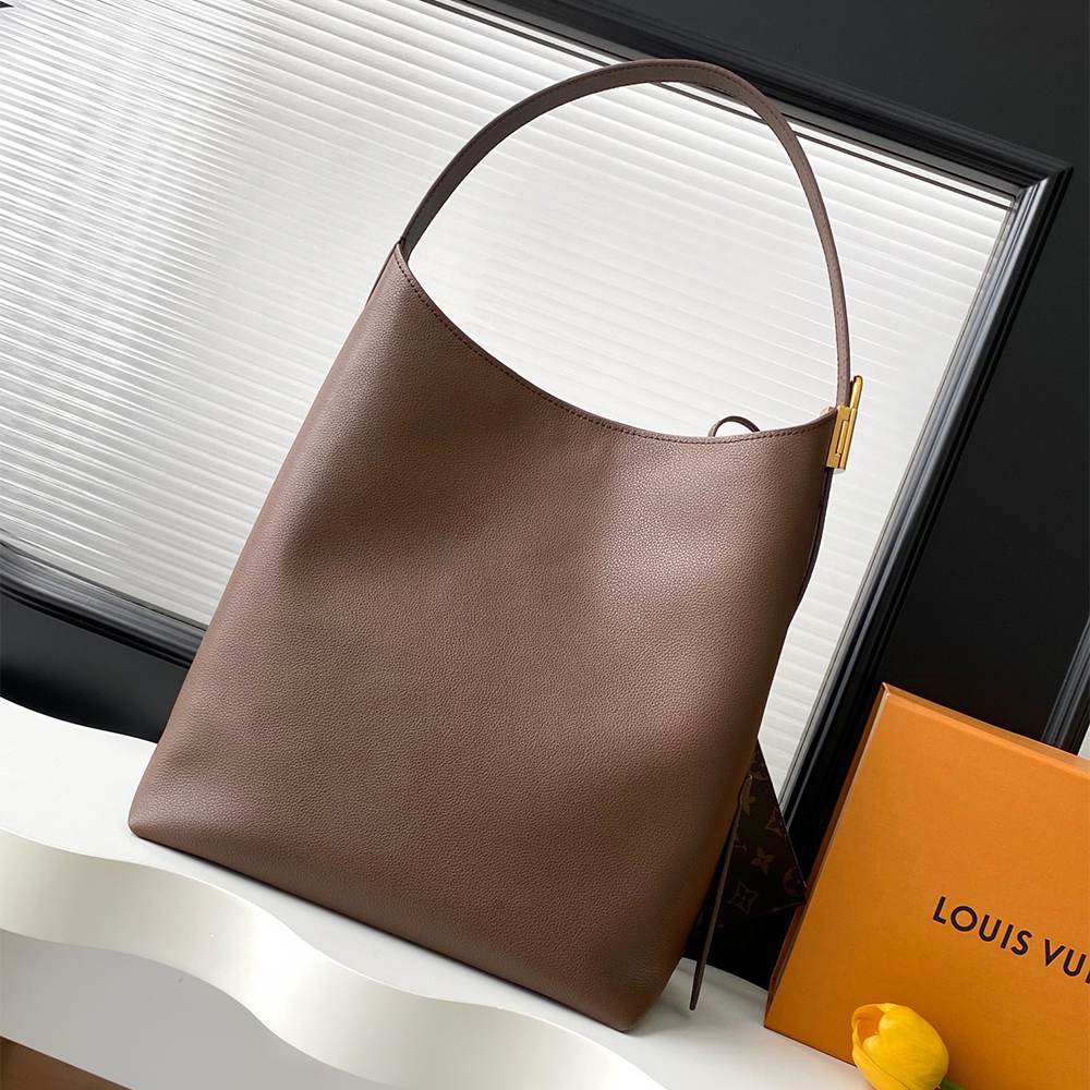 Alternative view of LV Low Key Hobo MM